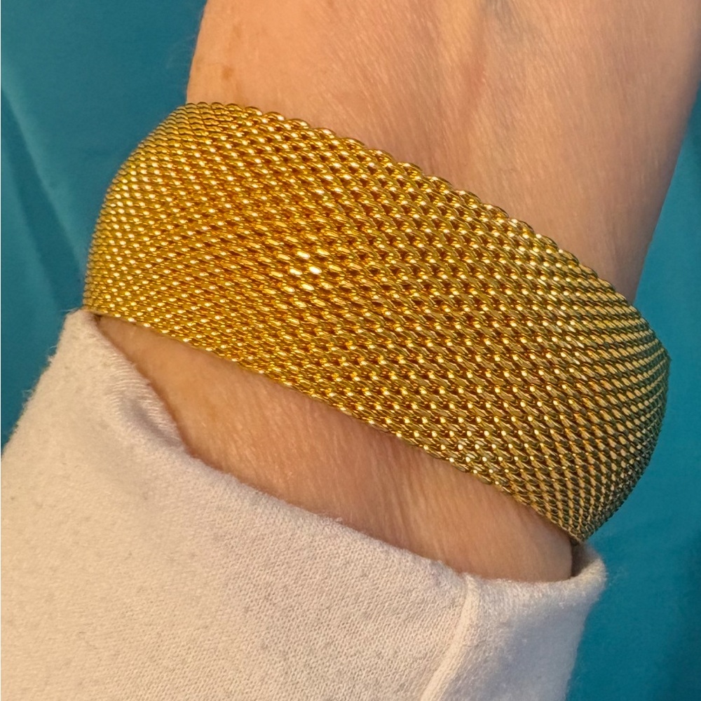 OHJ bracelet vintage gold tone mesh sz 7.5 flexible nice weight! 1” wide bangle - Picture 12 of 13
